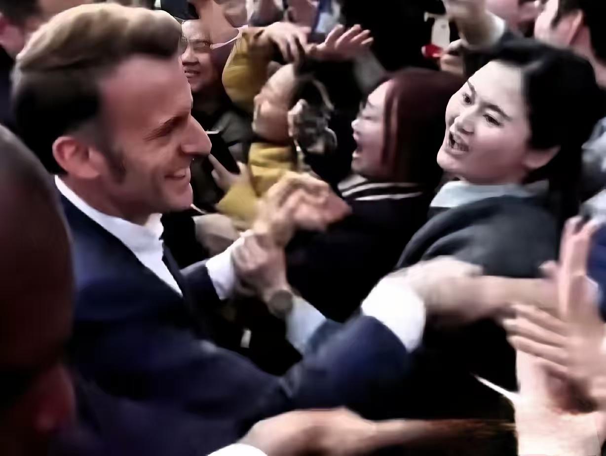 马克龙的这次到访打破预期，最少有十个没想到。一、没想到中方打破礼宾常规，外长