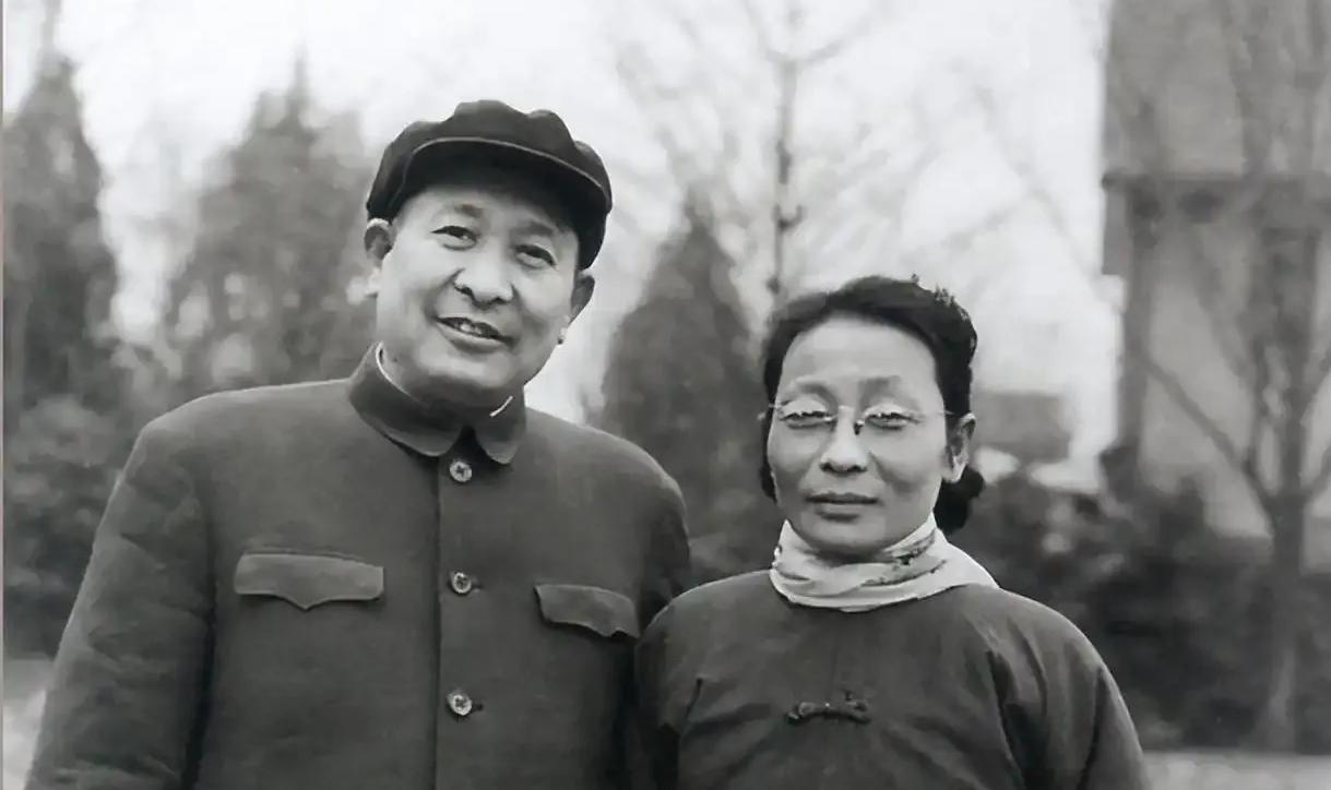 1934年，25岁的他被留下断后，带1万残兵在深山打了3年游击，后来娶了安徽首富
