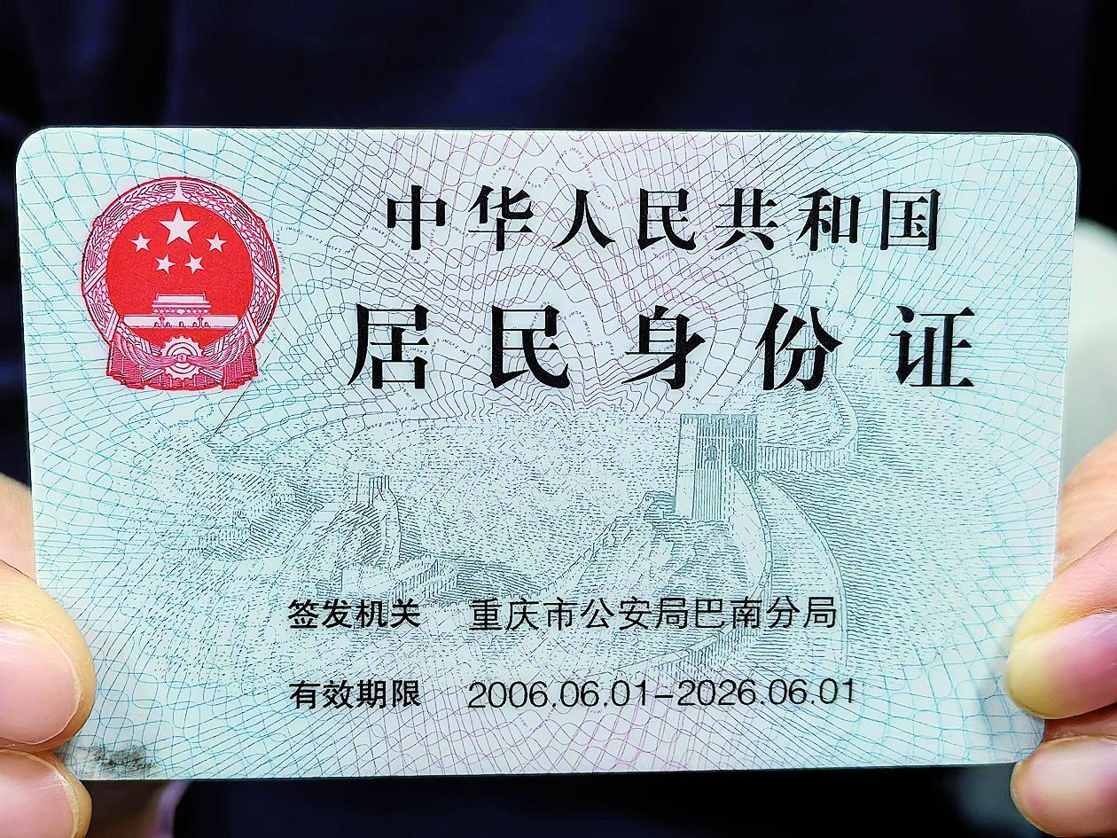 居民身份证去地址化，应该是不将地址印制在身份证表面，而可以将地址隐含在芯片内，这