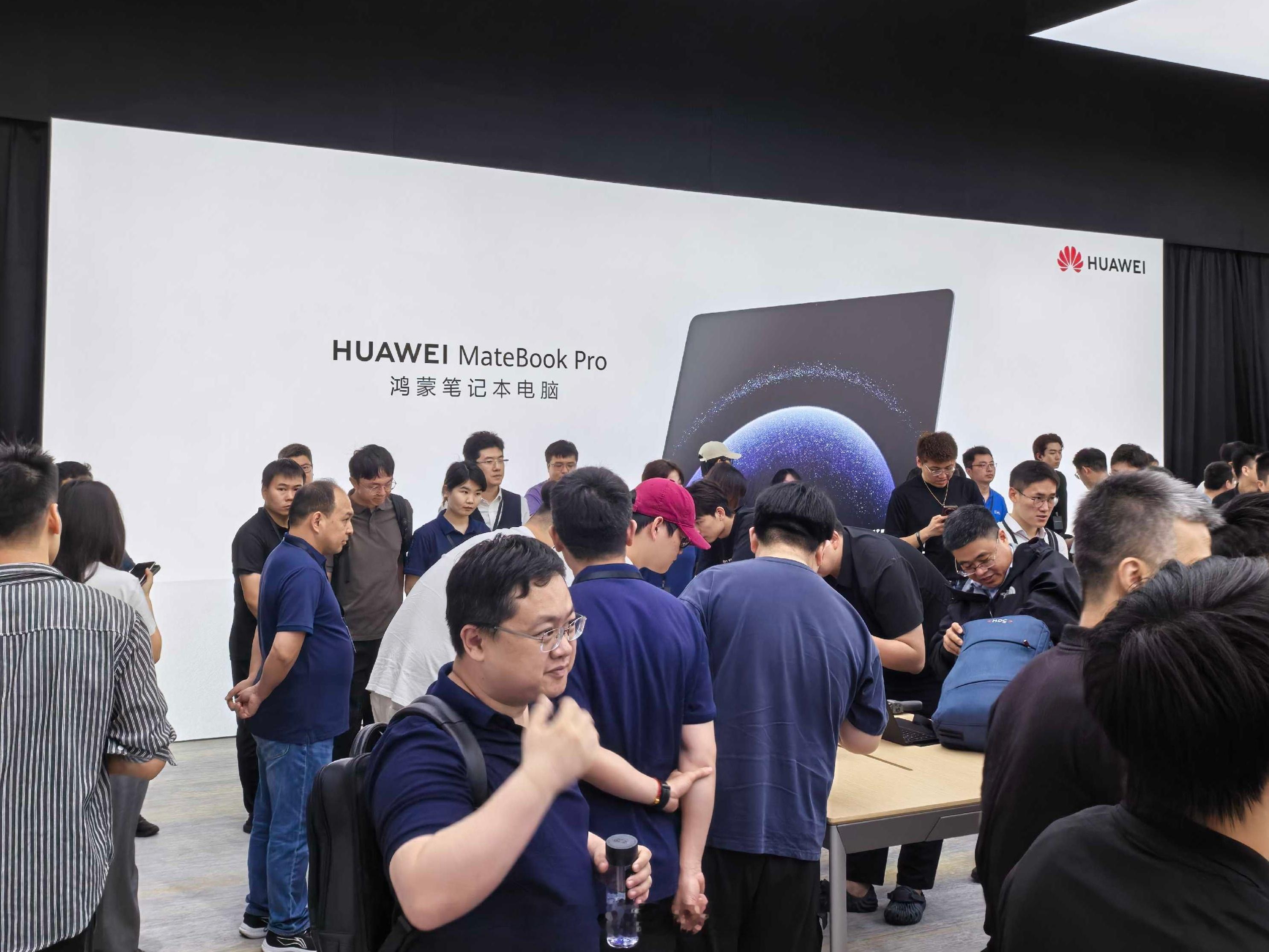 首款消费级鸿蒙电脑，HUAWEIMateBookPro亮相。首款鸿蒙电脑亮相