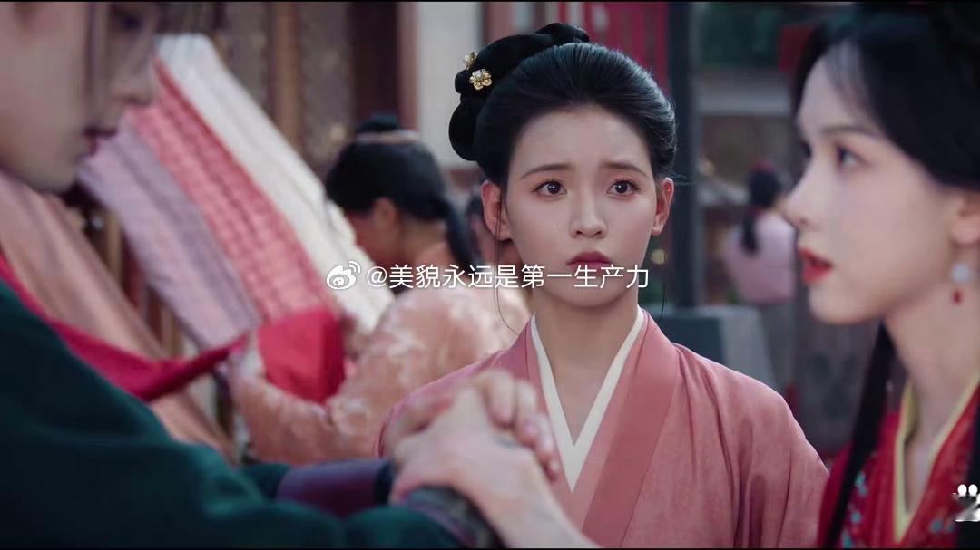 这死命磨皮打光也遮不住的法令纹，这同框也不同光的待遇。
