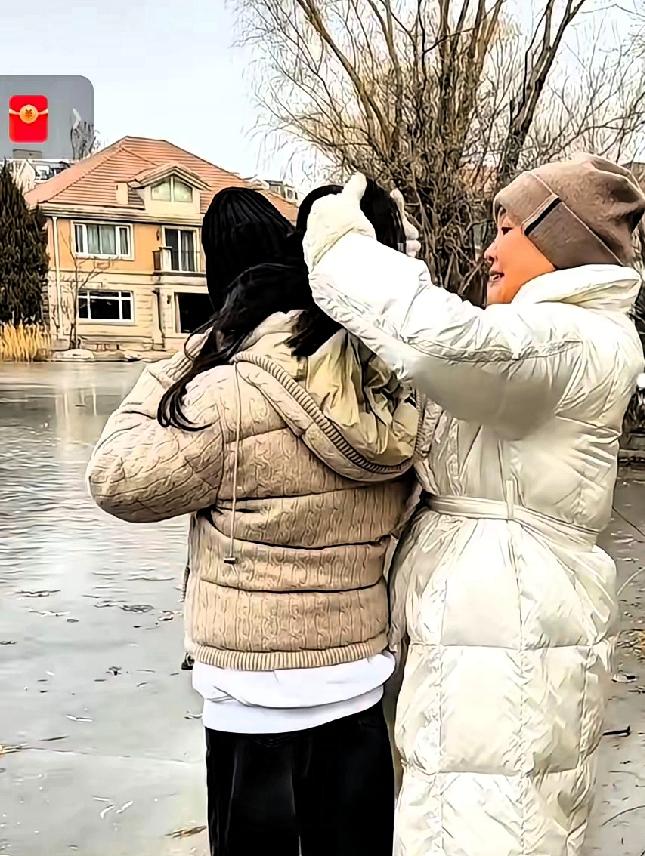 兰姐公园游，孙辈乐开怀兰姐带着玥儿和箖箖去公园了，不知道啥时候去的，反正最近的