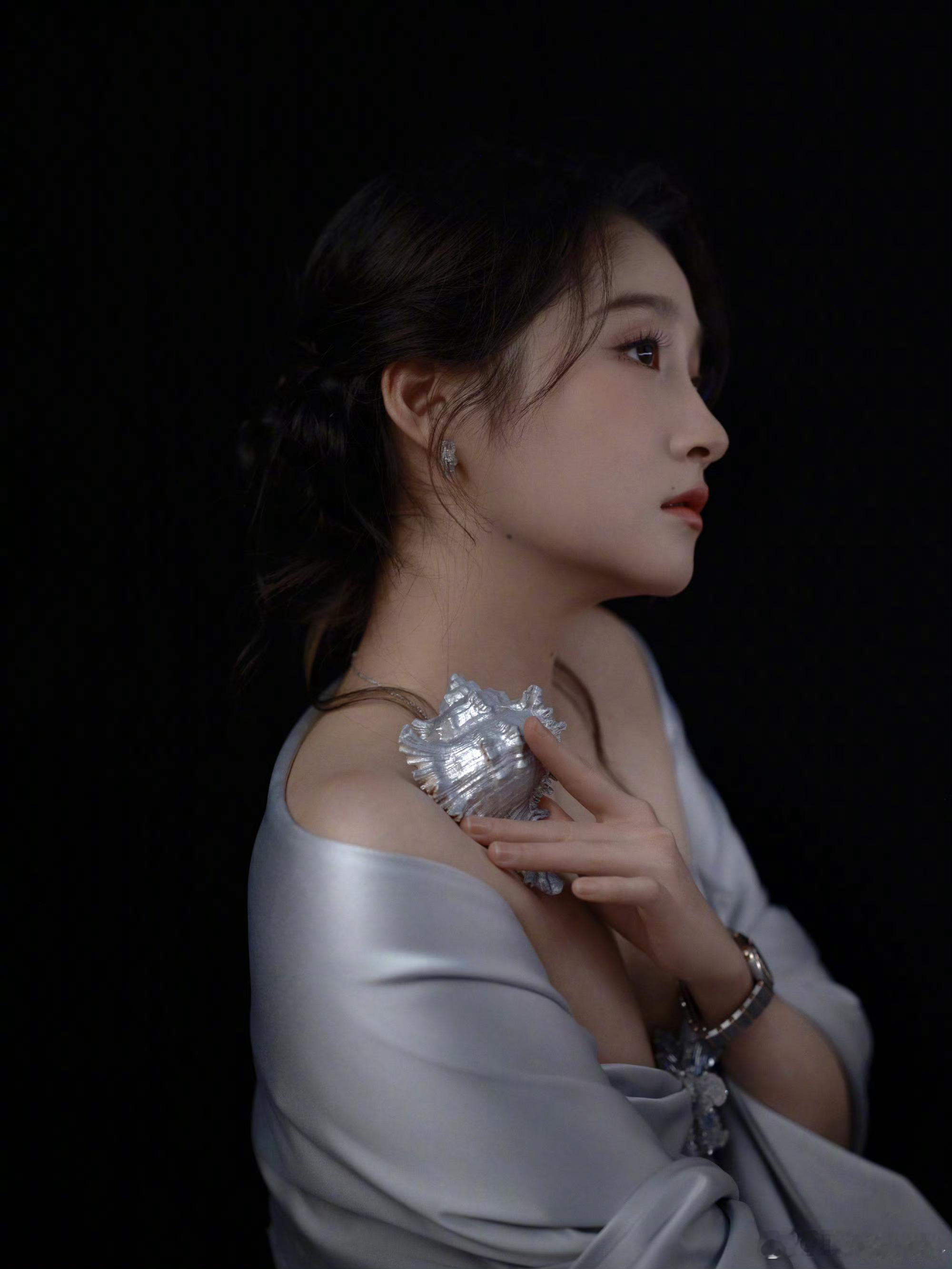 关晓彤温柔美美的晓彤！眼神又柔又勾人，每一帧都在冒灵气，看得我疯狂心动跺