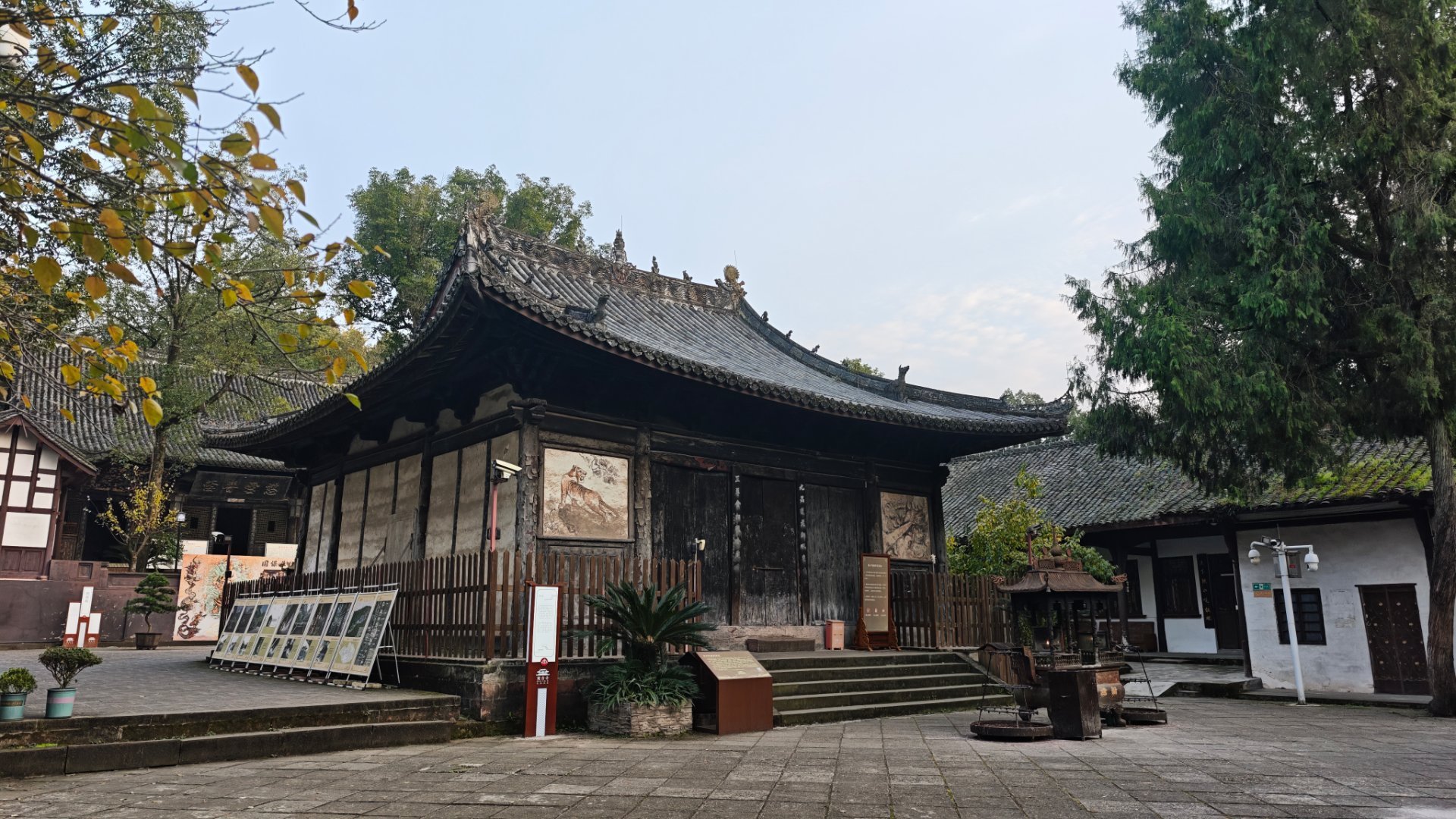 刚参观成都新津区观音寺毗卢殿，本地文物工作人员打着手电讲解，本来觉得应该是个平平