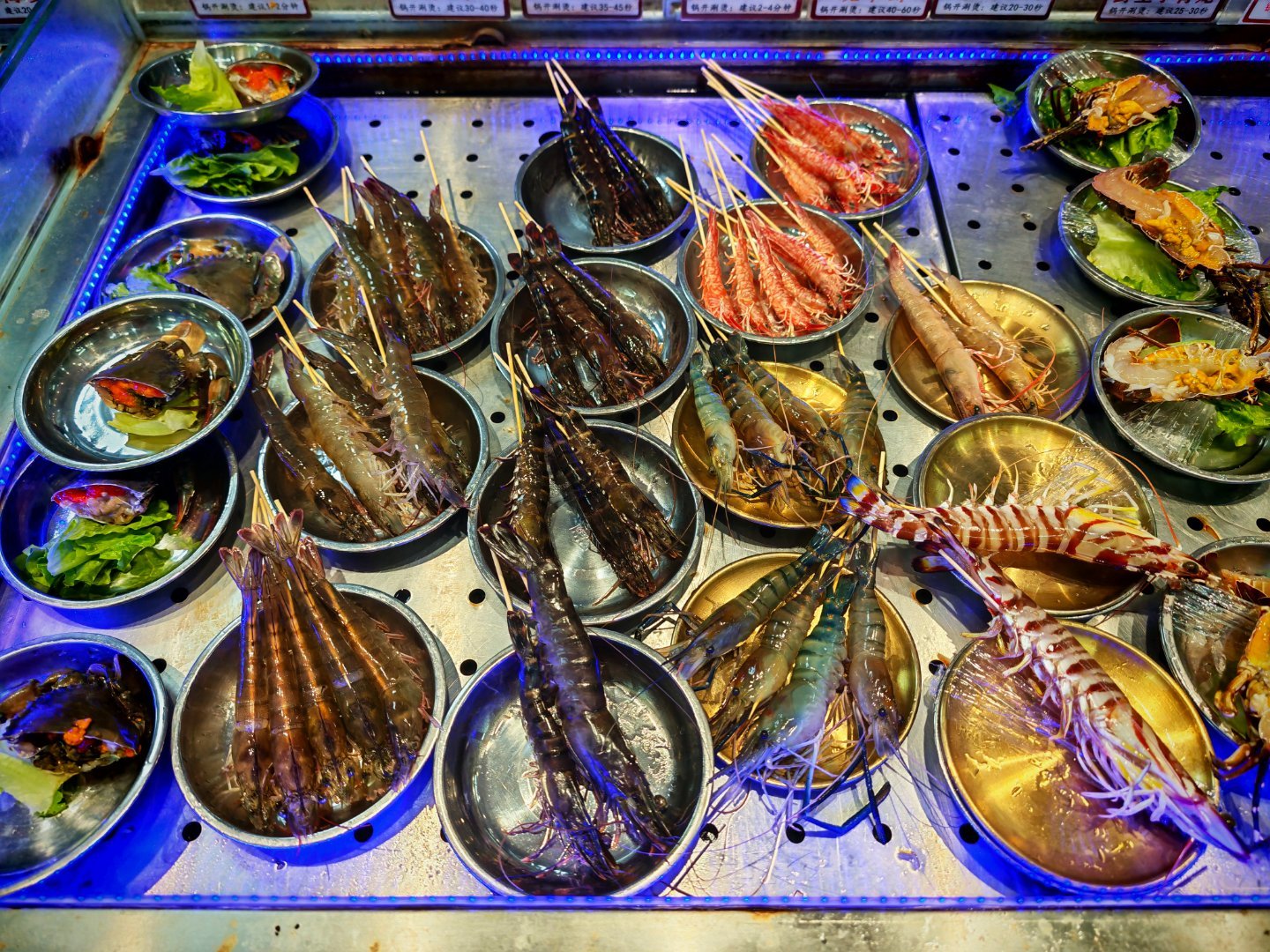 有朋自远方来，简单吃点发现这种店挺好的，有牛肉火锅，也有各种海鲜，而且足够新鲜。