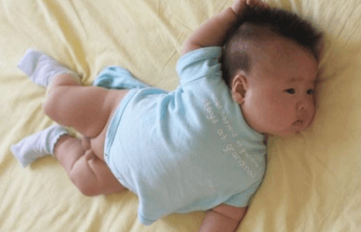 半岁的宝宝还不会翻身, 妈妈以为是宝宝发育有问题