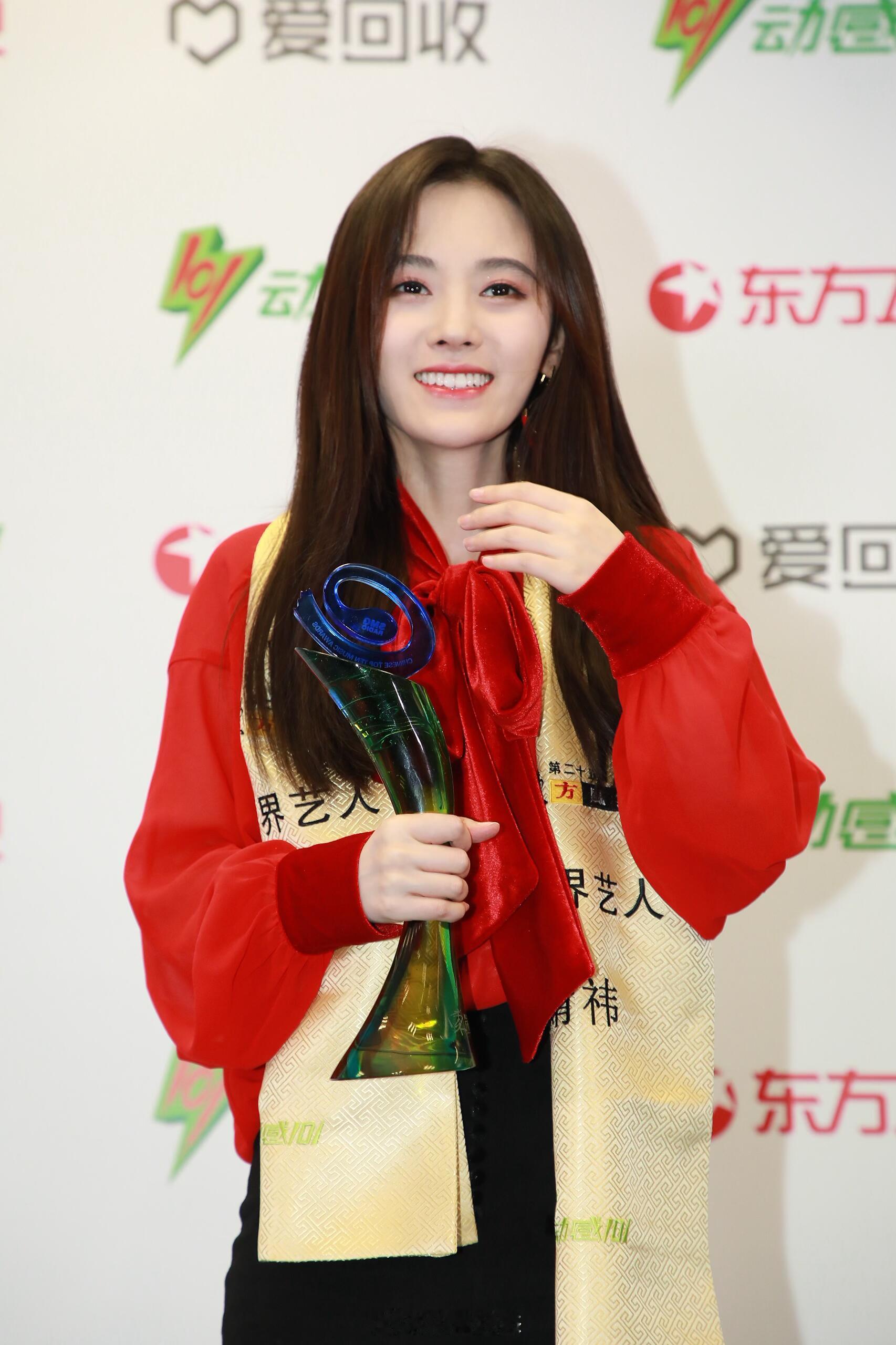 鞠婧祎拿奖生图​​​