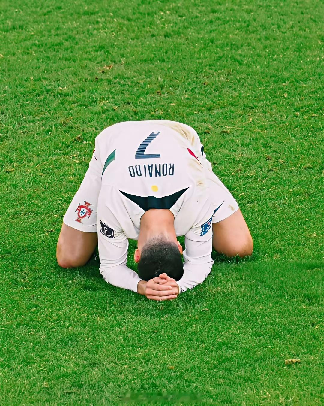 葡萄牙名宿菲戈近日发言声援自己曾经的小老弟C罗，菲戈表示2022年的卡塔尔世界杯