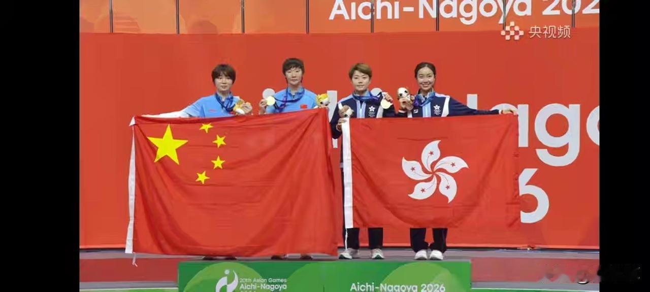 泪目！杜姐和吴咏琳和国旗合影了！我们是相亲相爱的一家人。女双颁奖结束，获得季军