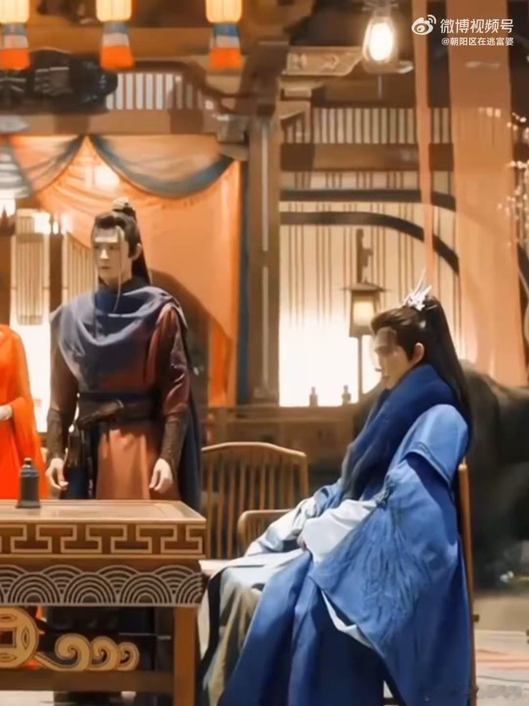 仲玺的冷冽与萧瑟的慵懒各有千秋，但都带着一种让人无法忽视的吸引力，李宏毅用眼神和