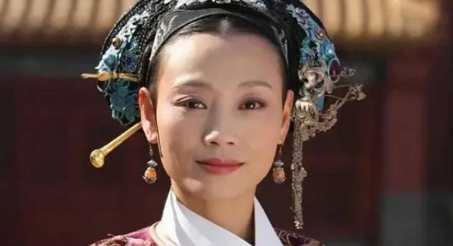 康熙四十二年深秋，1703年，雍亲王在书房独自饮酒时，一旁服侍的