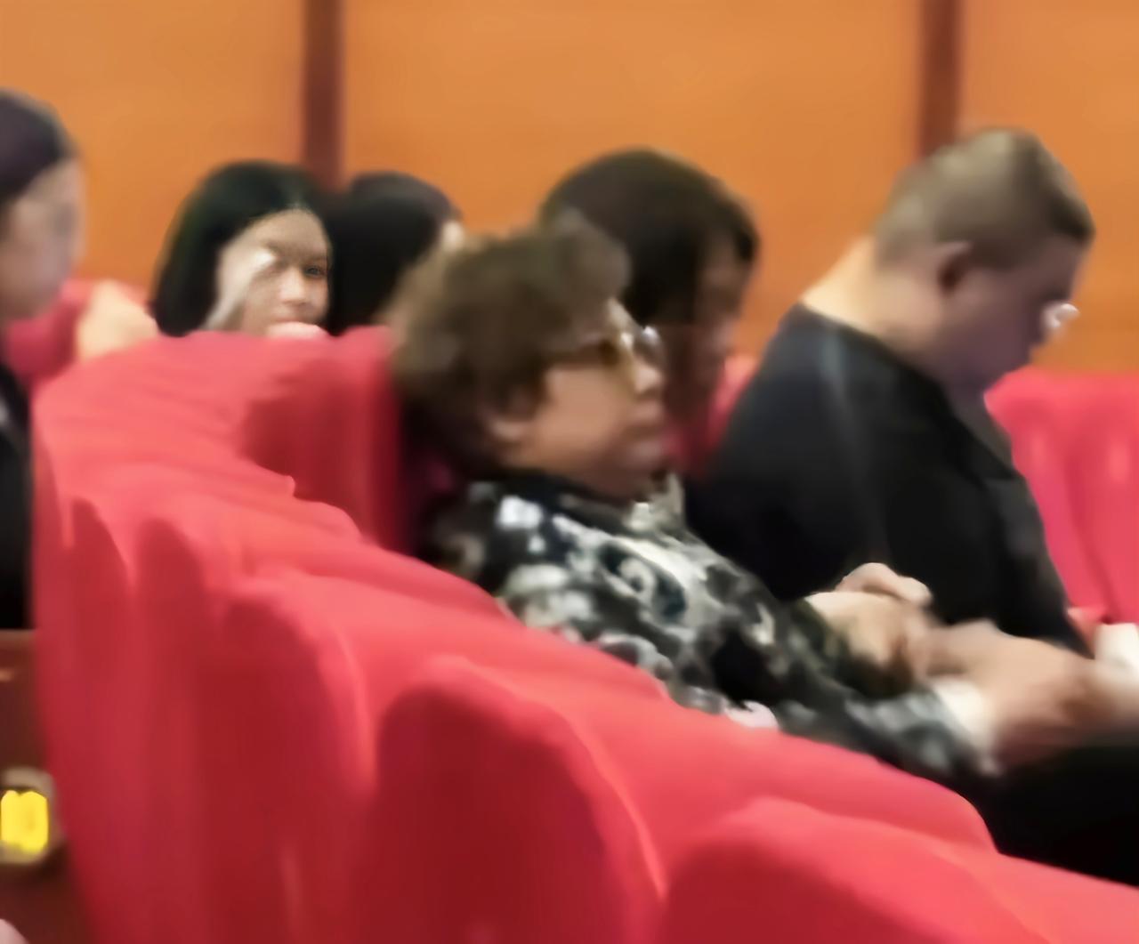不被互联网舆论裹挟，胜似闲庭漫步，韩红一身流里流气装上海看剧韩红最近被拍到在上