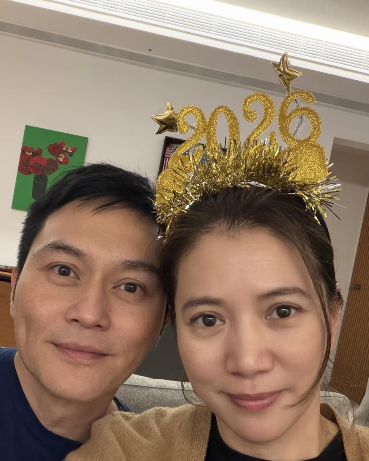 张智霖袁咏仪的新年自拍照，平时粉丝都说他俩特别有夫妻相，但并没有觉得两人有多像，