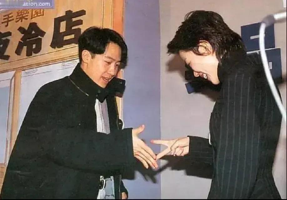 老乡见老乡，两眼泪汪汪。王菲、黎明相遇的画面很逗比。王菲冷不丁出了个“石头剪