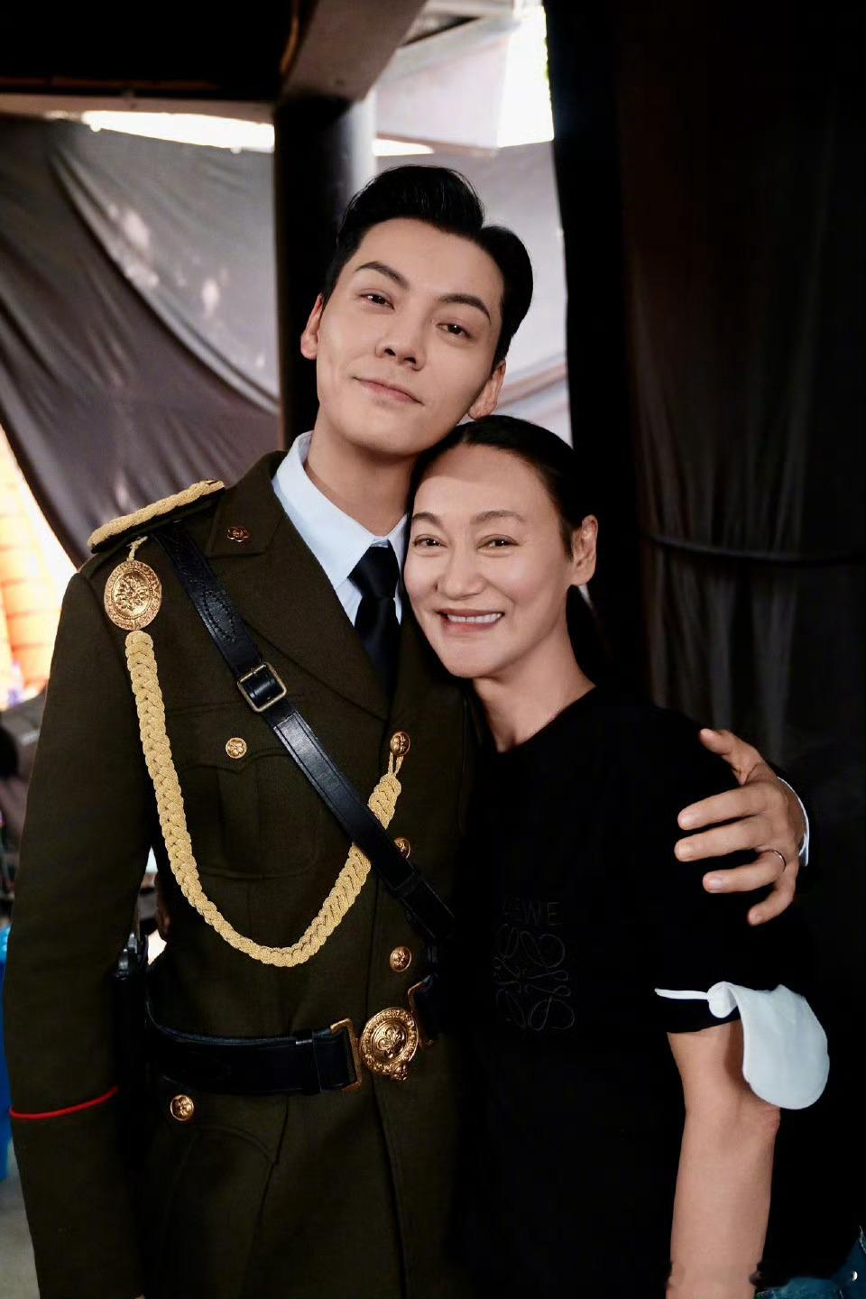 陈伟霆陈伟霆很开心红姐来探班哇塞，陈伟霆晒照惠英红探班啦，两个人状态都