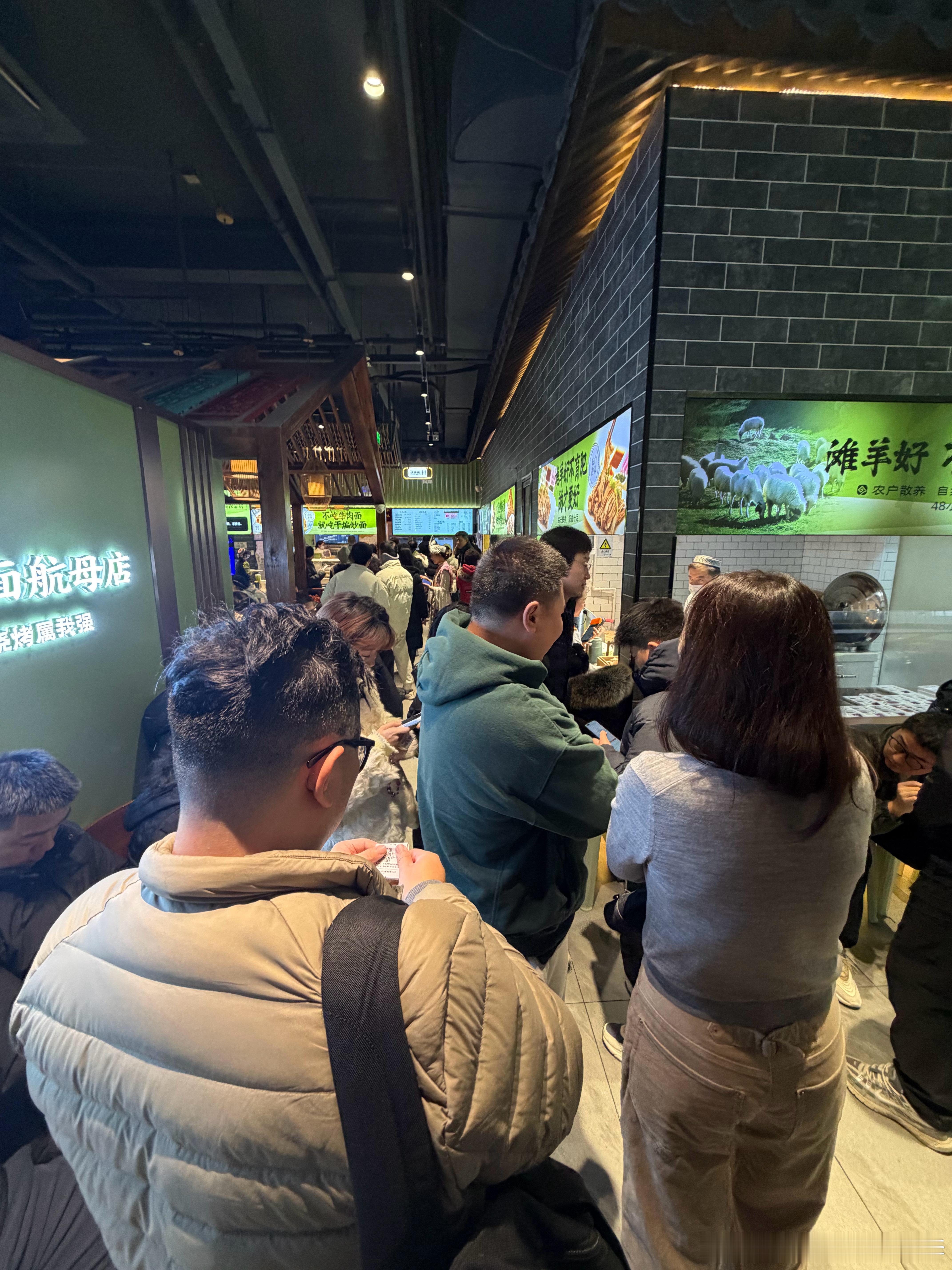 这牛肉面非吃不可吗？？？航母店拉面排队的人好像航母上的一个舰队北京·丝路传奇