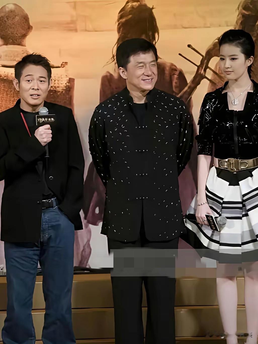 在以往的印象当中，一直以为李连杰的身材是比成龙大哥高的，但是看到这张照片的时候，