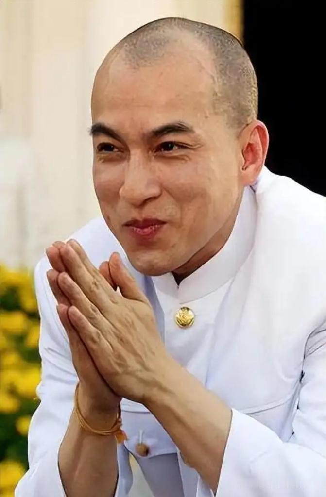 柬埔寨那个所谓“没实权”的国王，其实才是真的深藏不露。大家都以为西哈莫尼是个