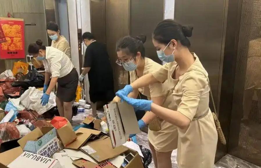 遇到这样的邻居太倒霉了！上海，一位老人住着3000多万元的豪宅，放着20多万的意