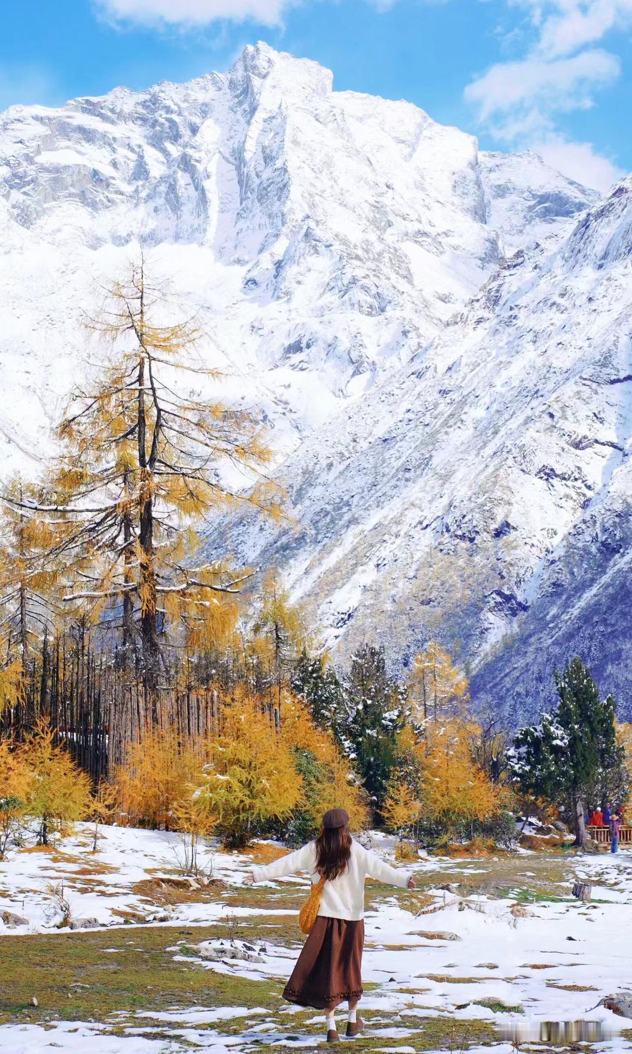 彩林、雪山、湖泊～秋色与初雪撞了个满怀像个童话世界不要太浪漫了🏔️