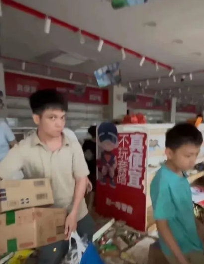 广东怀集。据说是新世界赵一鸣零食店店员放出话来，东西被洪水泡了，懒得清理，一楼