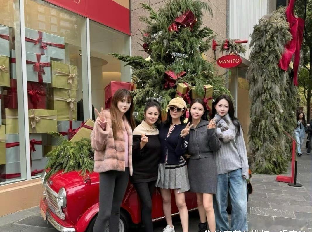 感觉陈妍希离婚后越活越飒！圣诞局同框宣云，8岁年龄差竟毫无违和感