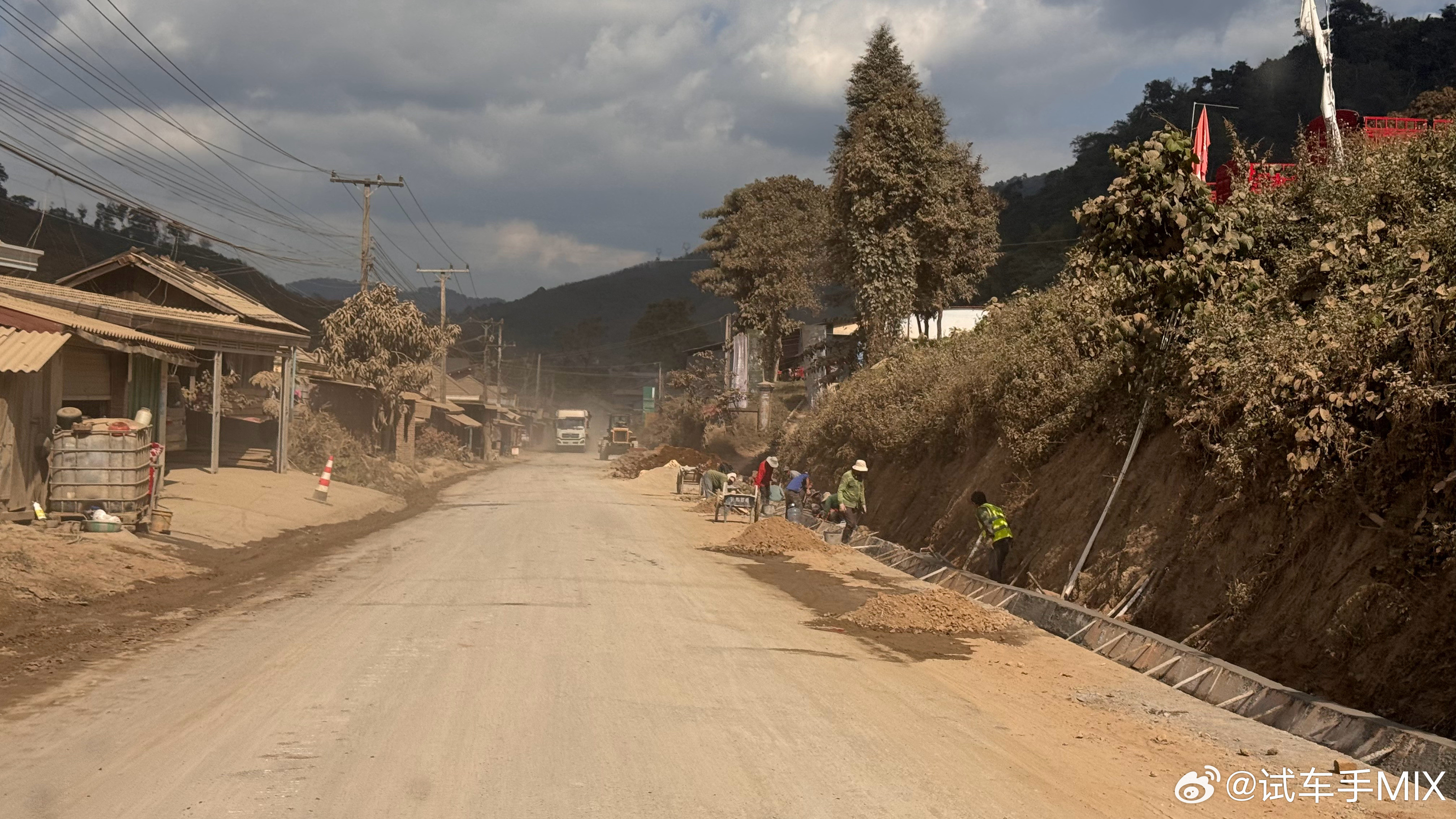 老挝跟我国边境的位置终于开始修路…9年前我来这边，老挝的路就烂到出名了是著名的车