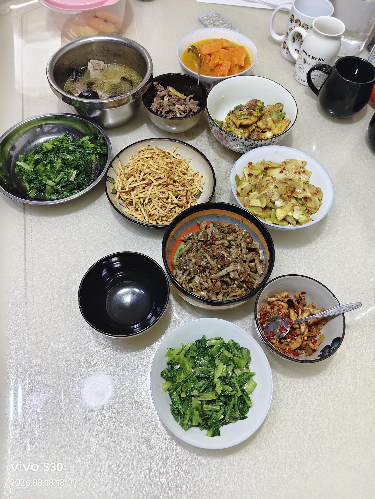 这是我家的晚餐，南瓜汤，油麦菜。邻居王姐嬉说，这种晚餐太简单了，