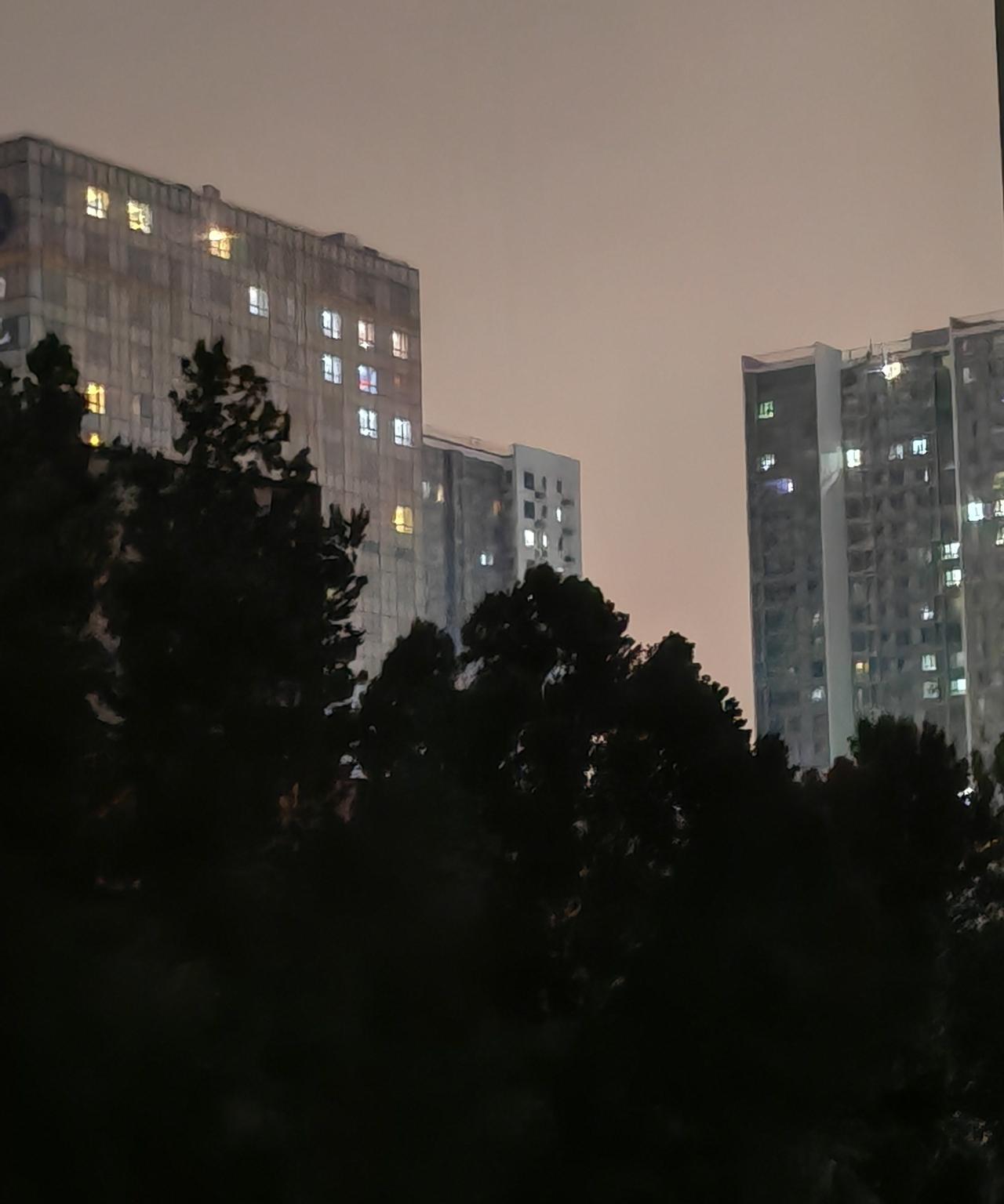 半夜醒来，看到小区和院外还有不少人家亮着灯，没睡觉呢。当年在养马岛上连队里，熄灯