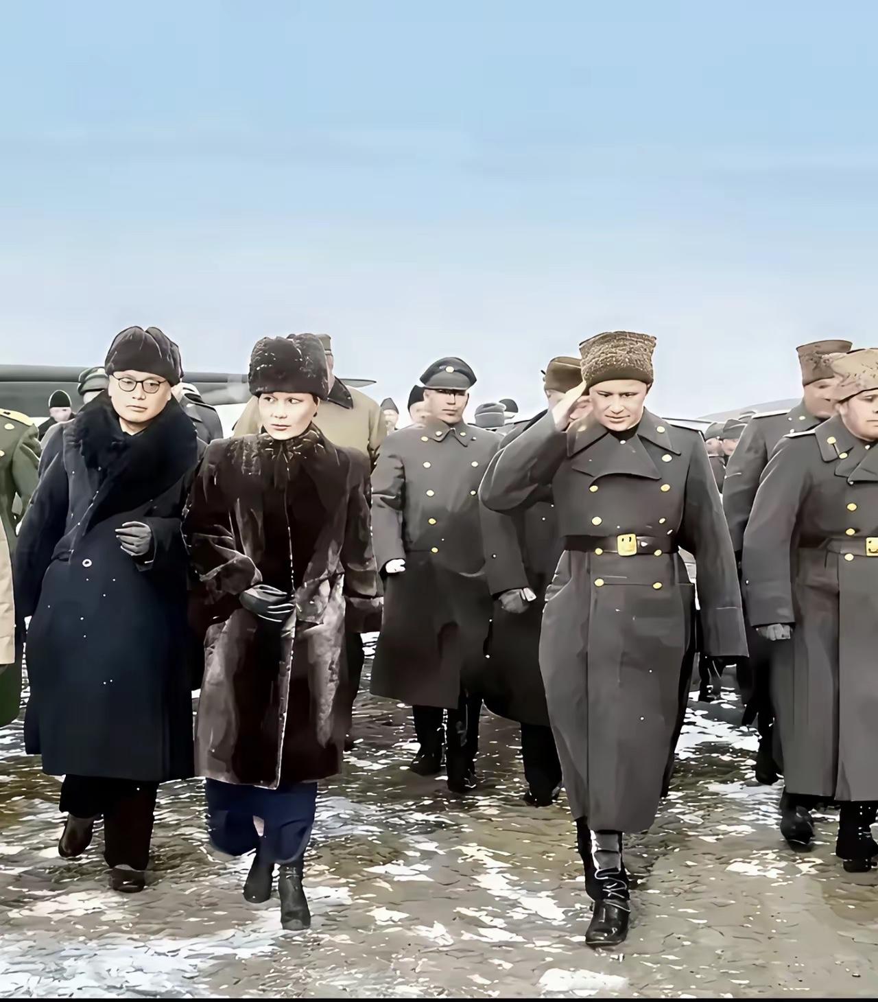 1946年冬季东北长春，冰天雪地，寒风刺骨，宋美龄带着蒋经国及随行人员来到长春。