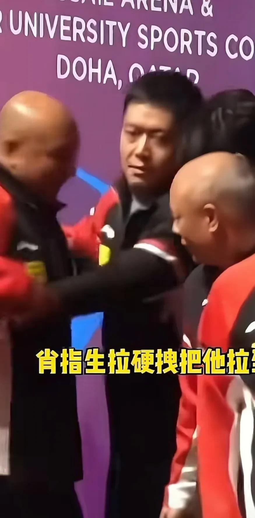 肖爹真的很护自己的崽！“到前面来，邱娃儿[大笑]”大合照时，CoCo开始站在后