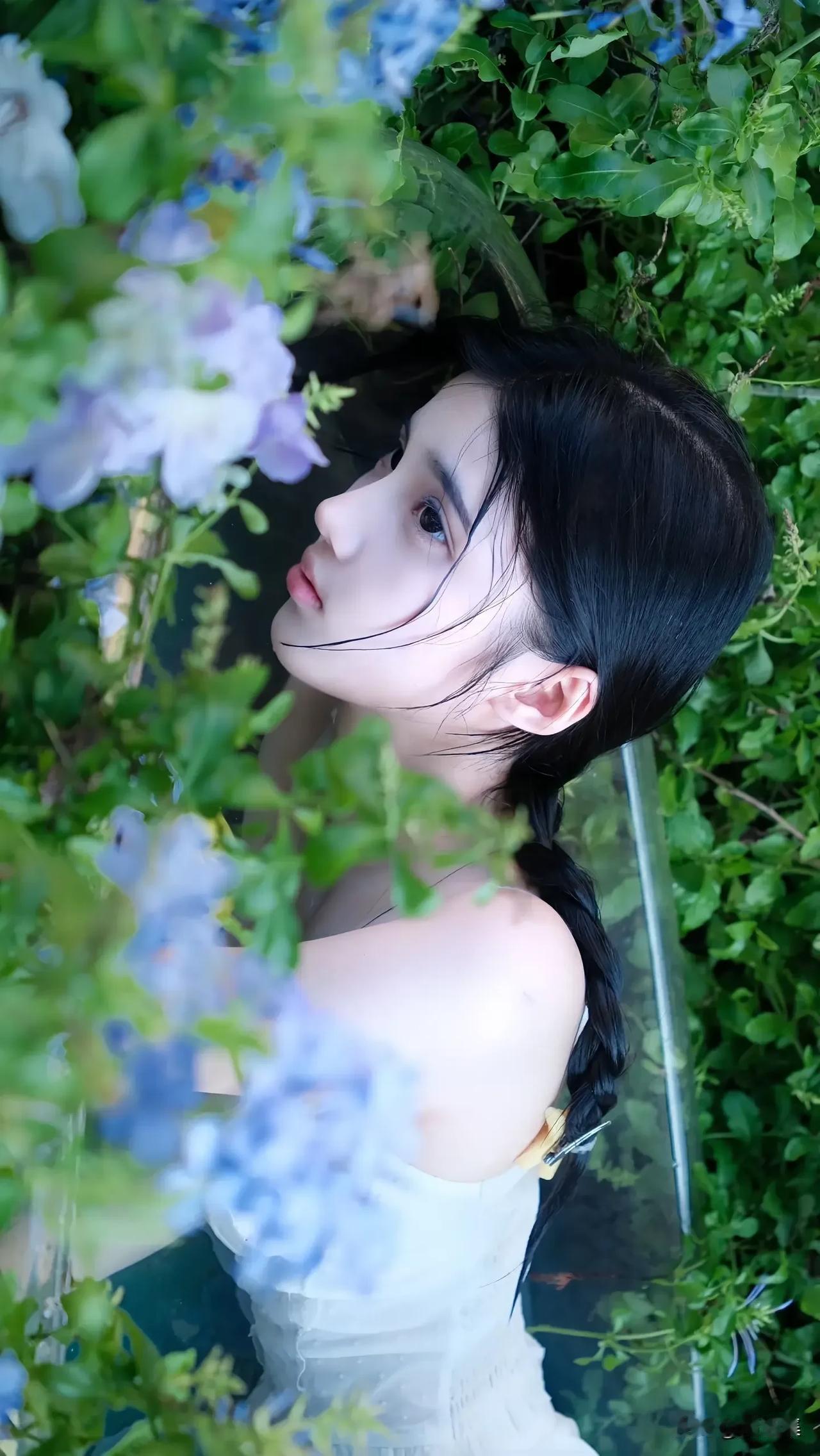 梦幻花海中的少女，温柔如水，宛如仙境。