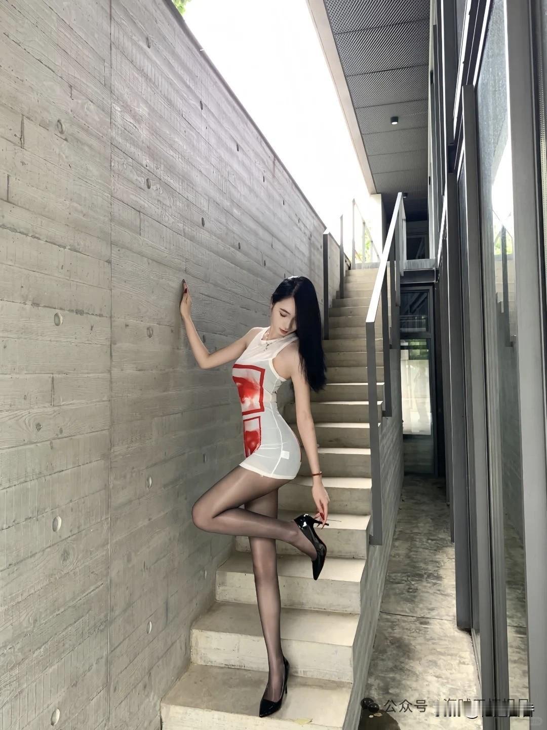 都市酷炫风，红白撞色连衣裙，尽显时尚魅力！