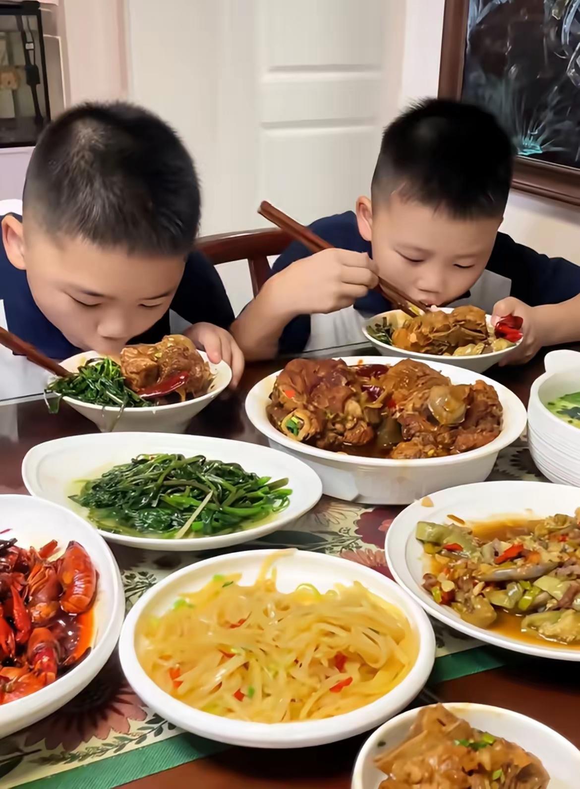 老公一年收入十万，我们已经有两个儿子，婆婆一直不停催促生三胎，总念叨家里条件不错