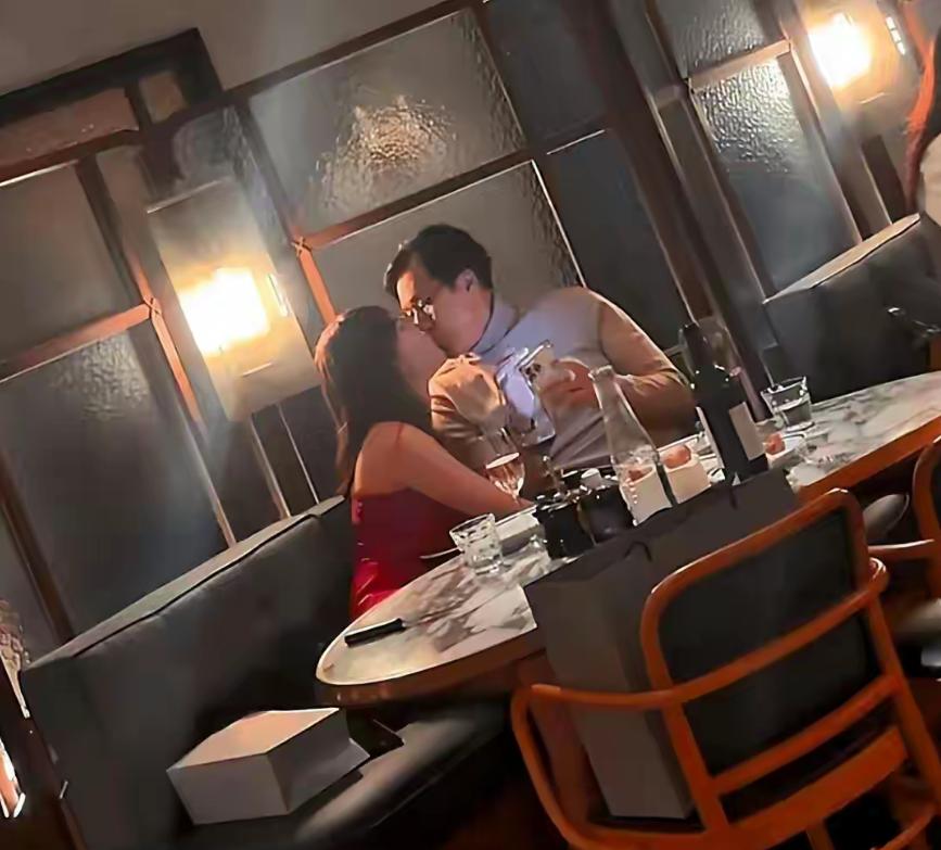 2000万大叔的撩妹套路被曝光：先看银行卡，再送大牌包，最后一句话让女孩自己觉得