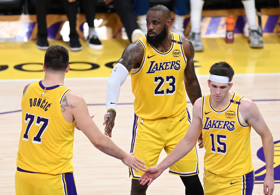 东契奇41分献礼！湖人10胜4负西部第四静待詹皇回归