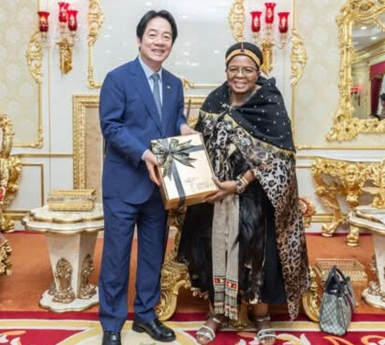 赖缺德团伙拜见斯威士兰王太后，王太后送了赖缺德一个礼品盒子，每个人都挨个拿着盒子