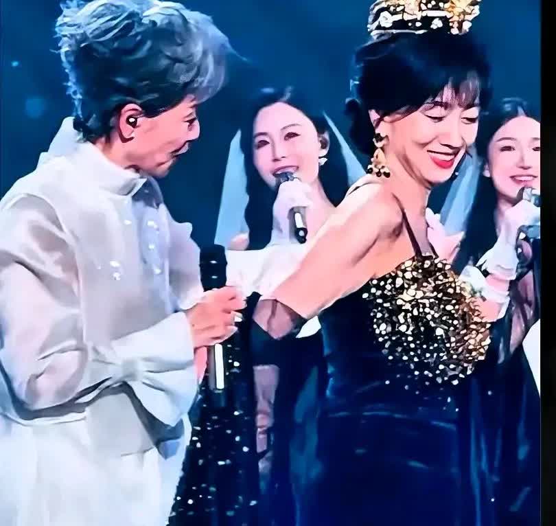 以前一直不太懂叶童为啥有时候看着有点无奈，这回算是彻底明白了！赵雅芝这人，长得漂