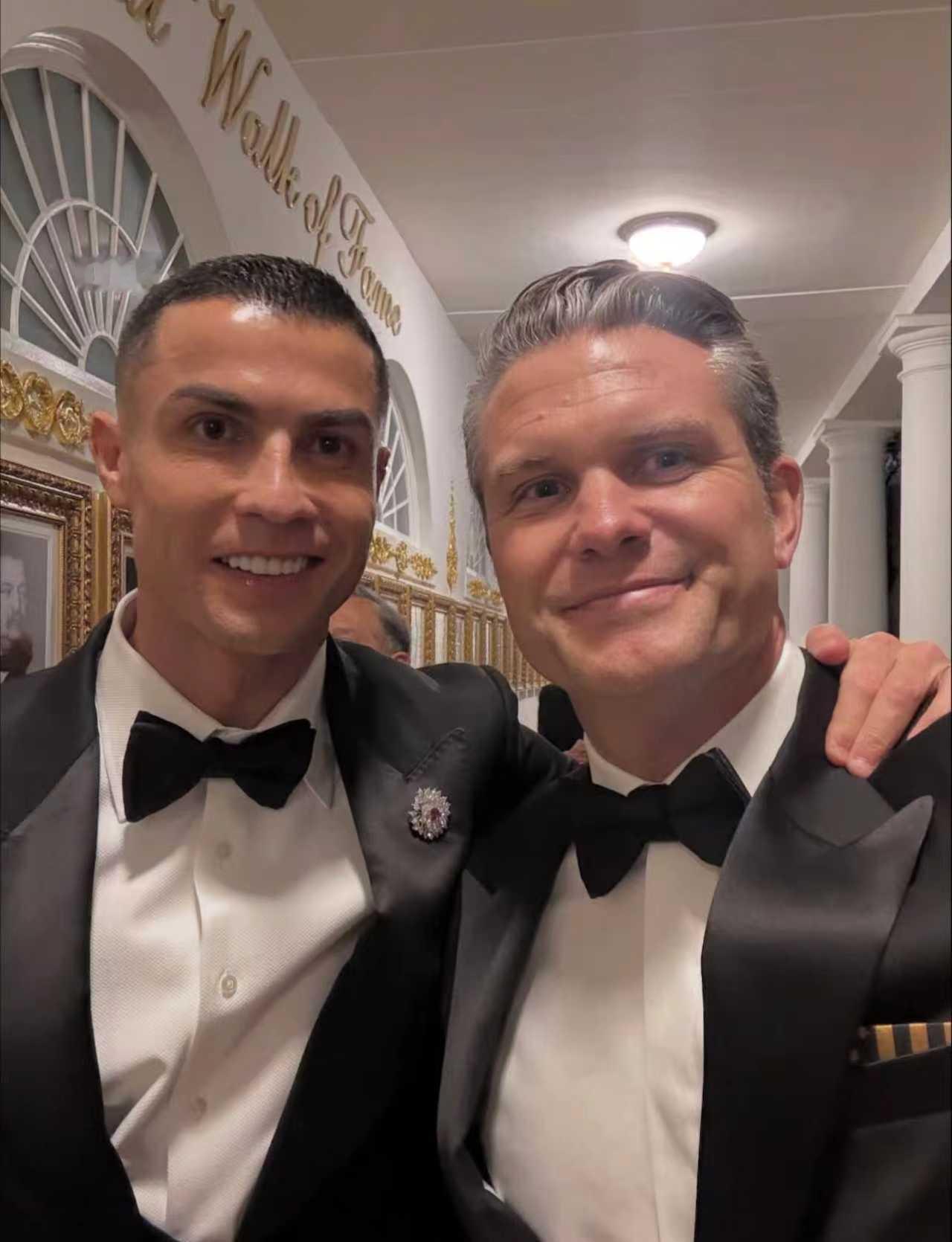 C罗与美国国防部长自拍合影。还带了胸针。