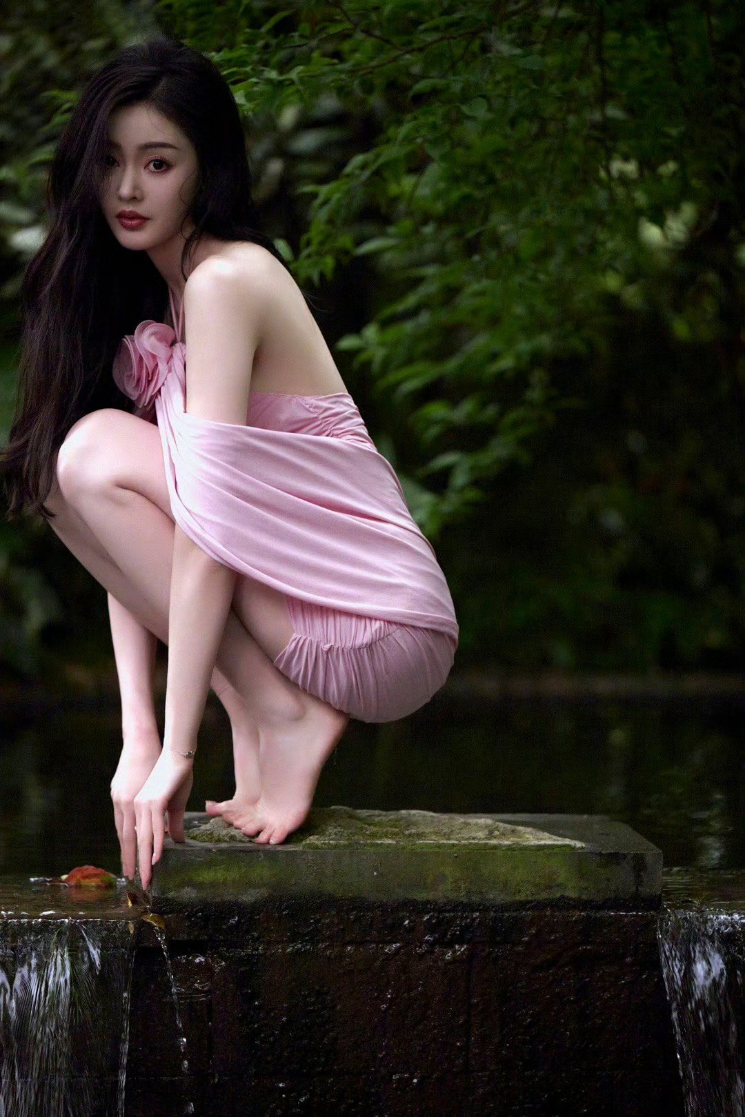 张天爱，粉裙美腿，柔美清澈。张天爱