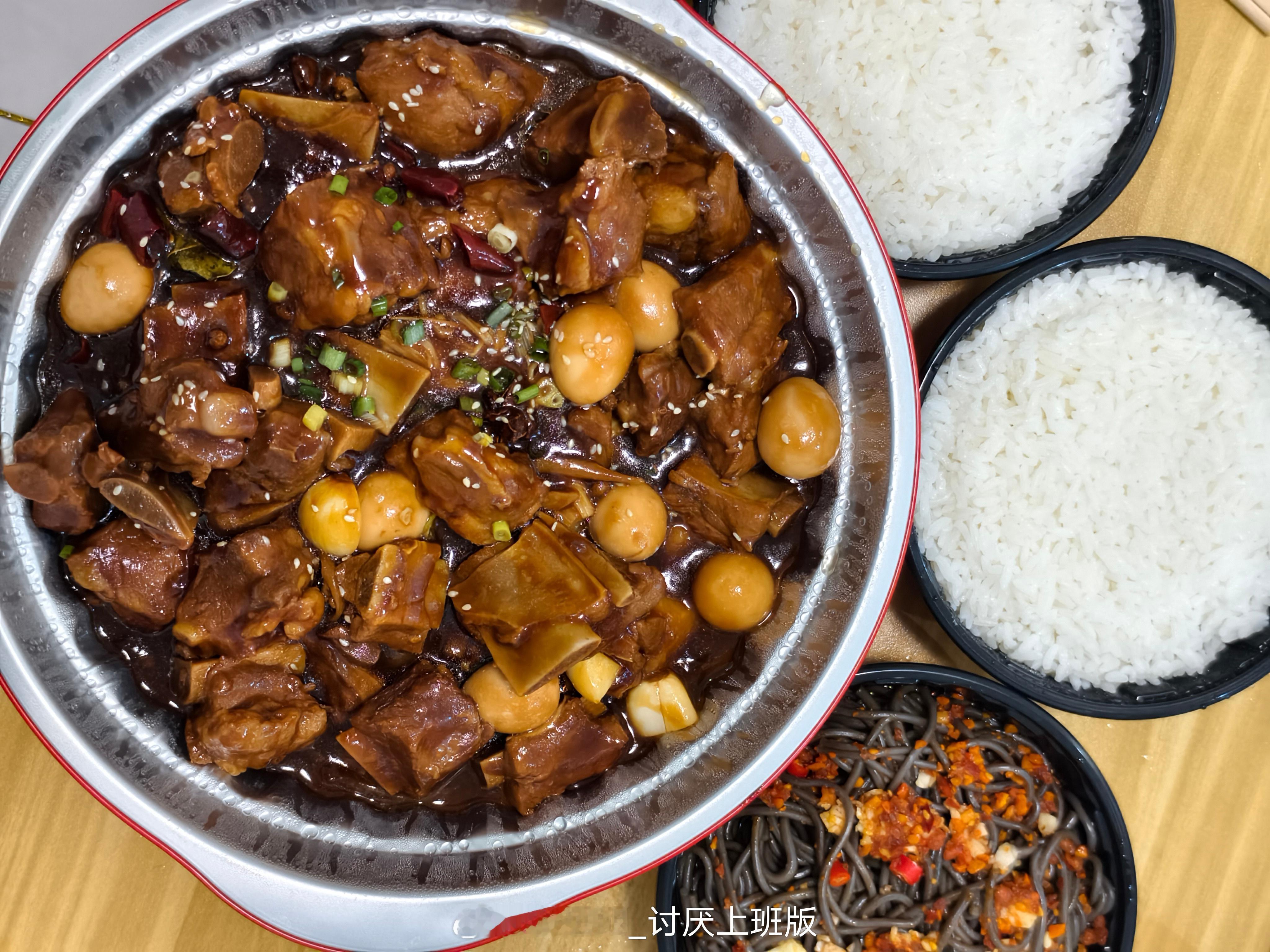 吃肉、做爱、喝奶茶、吃冰淇淋，今晚还要晚点去撸串喝酒～今天不考虑热量只考虑快乐