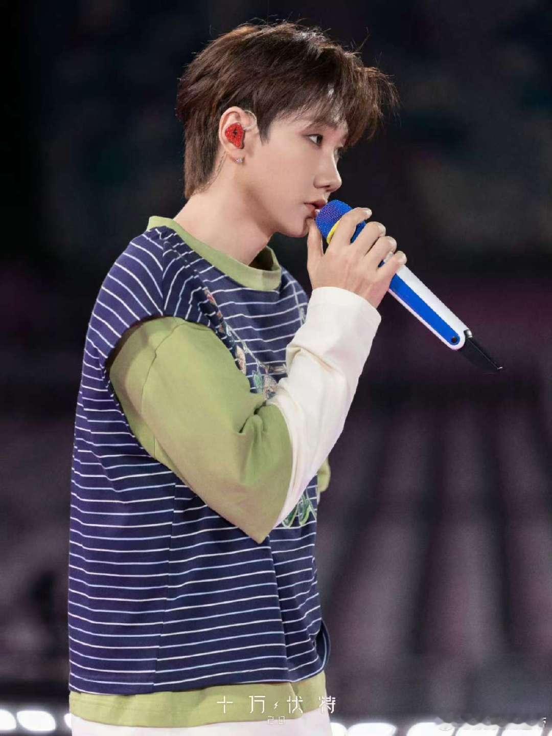 汪苏泷厦门演唱会厦门场带妆彩排的汪苏泷杀疯了！蓝条纹叠绿白撞色，耳返红得亮眼，蹲