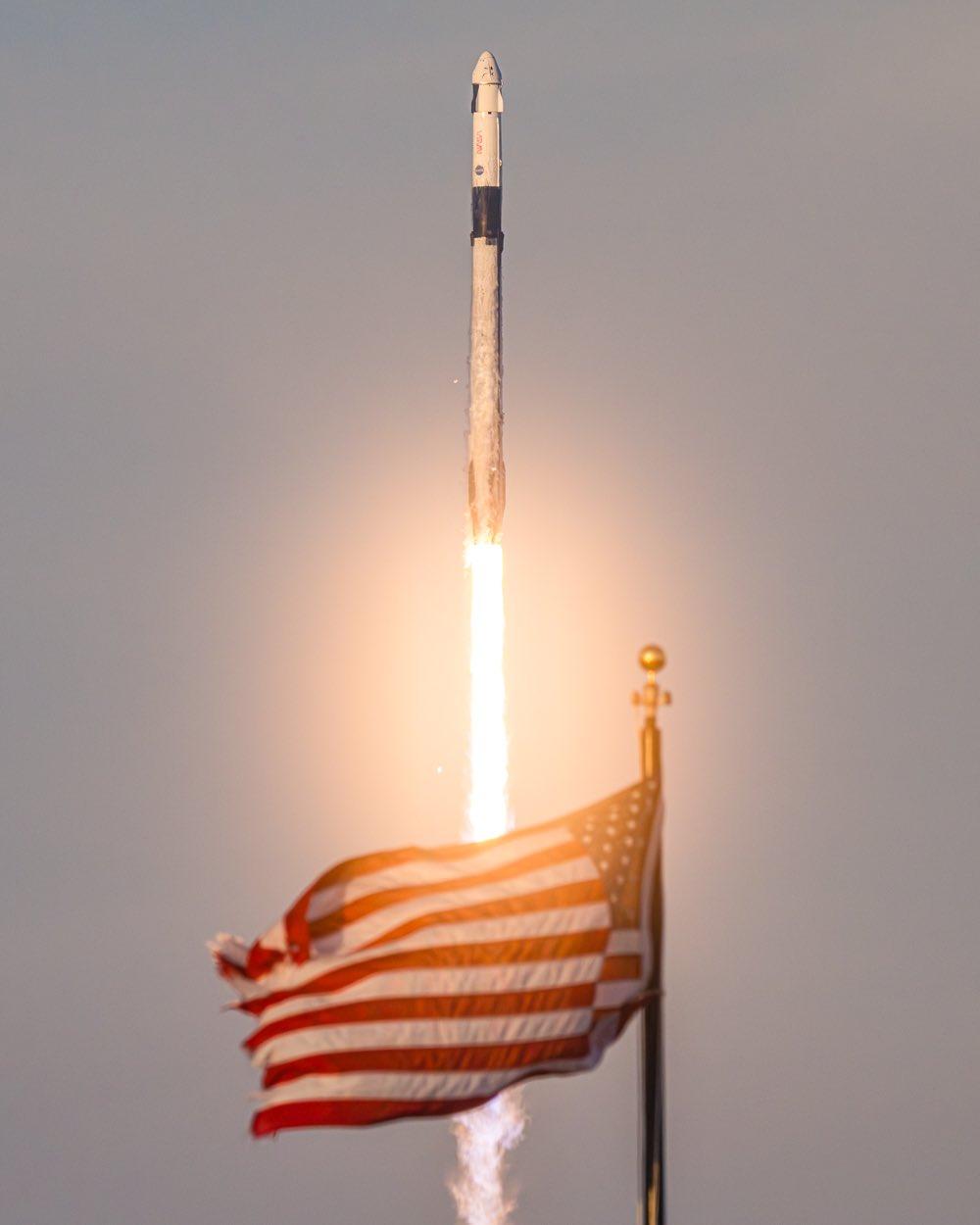 就在今天清晨，马一龙的SpaceX4手货“耐力号”载人龙飞船从肯尼迪航天中心