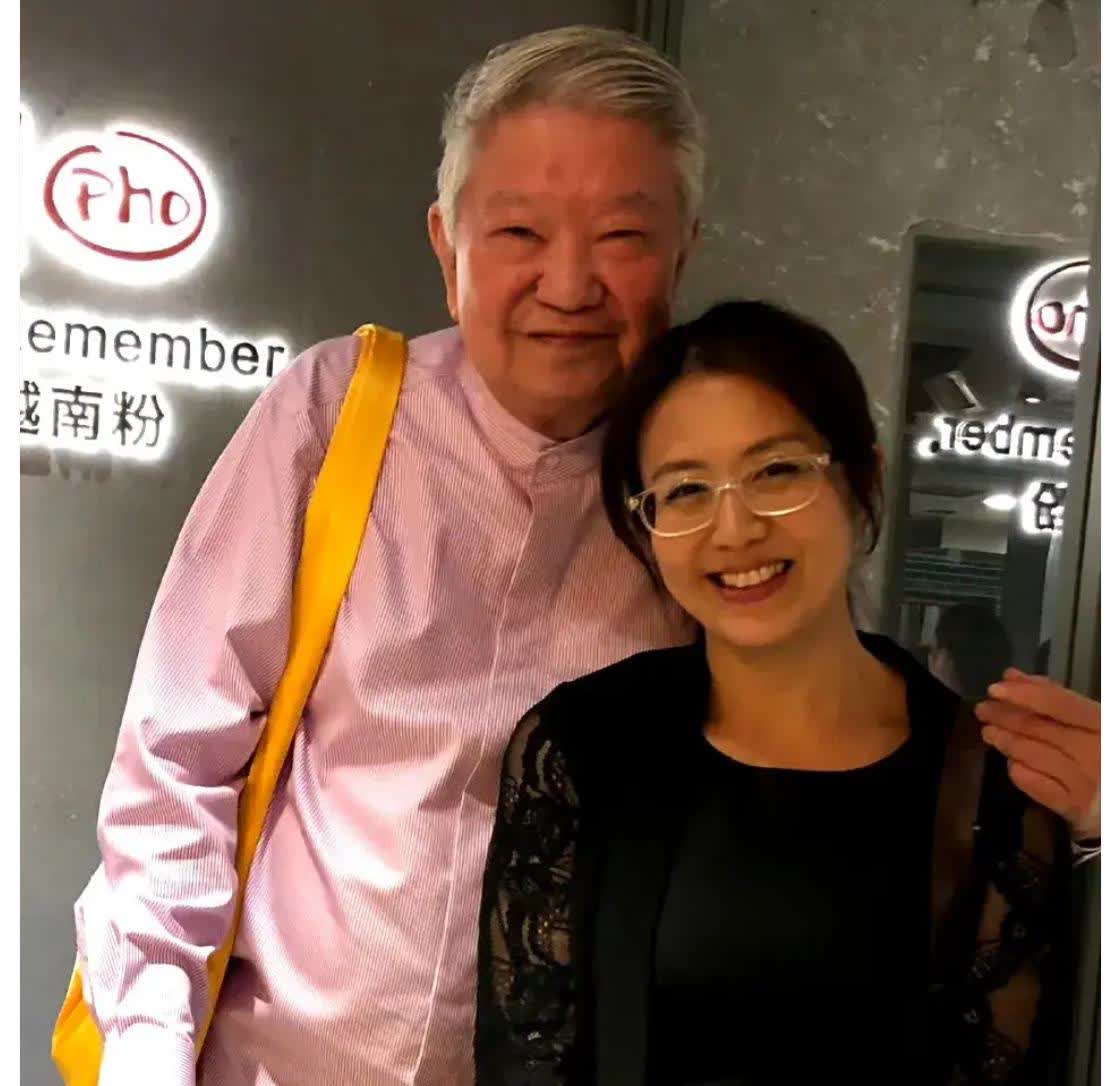 蔡澜可能是个亲情很淡漠的人。不是因为他有61个前女友也不是五十多才结婚，