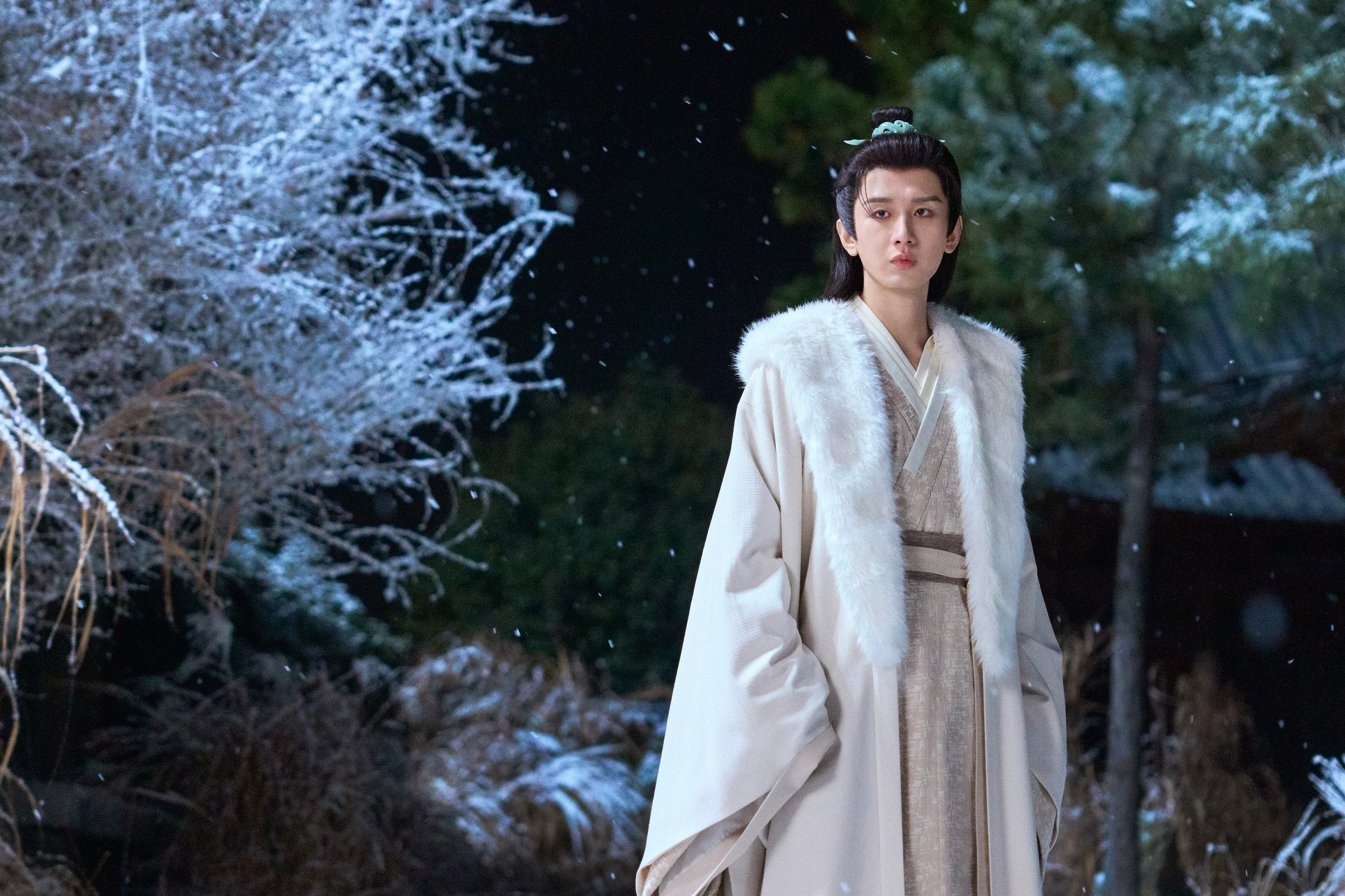 见过太多张扬的热烈，反而更爱你这份低调的真诚。成毅，你不刻意追逐镜头，却用一部部