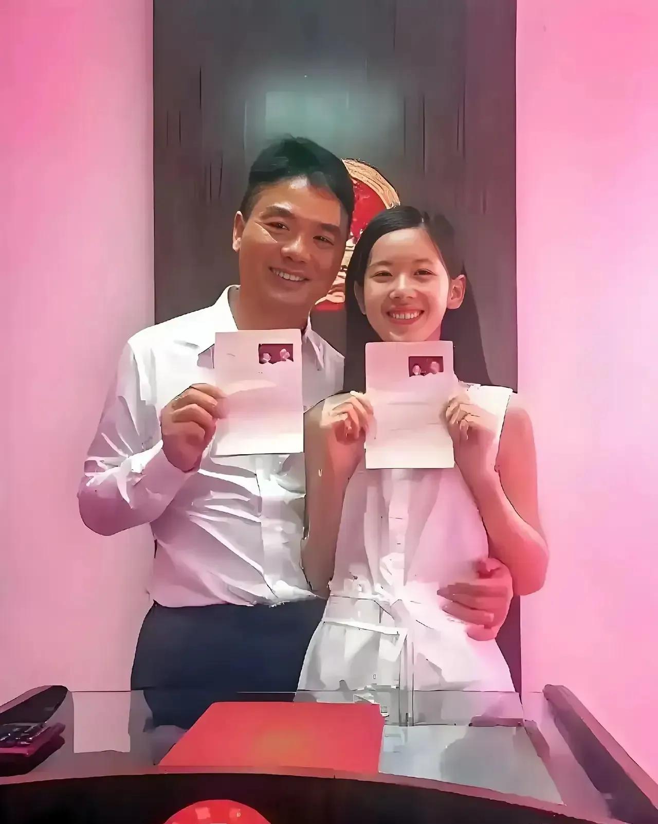 2015年8月8日，刘强东和章泽天领完结婚证后合影留念。这一年刘强东41岁，章泽