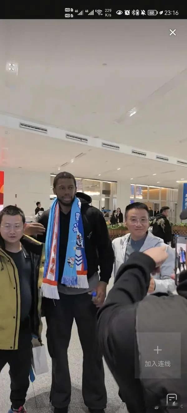 没打比赛就跑路？新疆男篮华莱士扔下行李开溜了？不到一个月前，新疆男篮花费重金