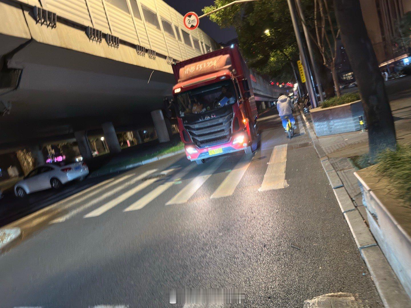 我个顺向骑车的，怎么有货车朝我就过来了？大运来咯？