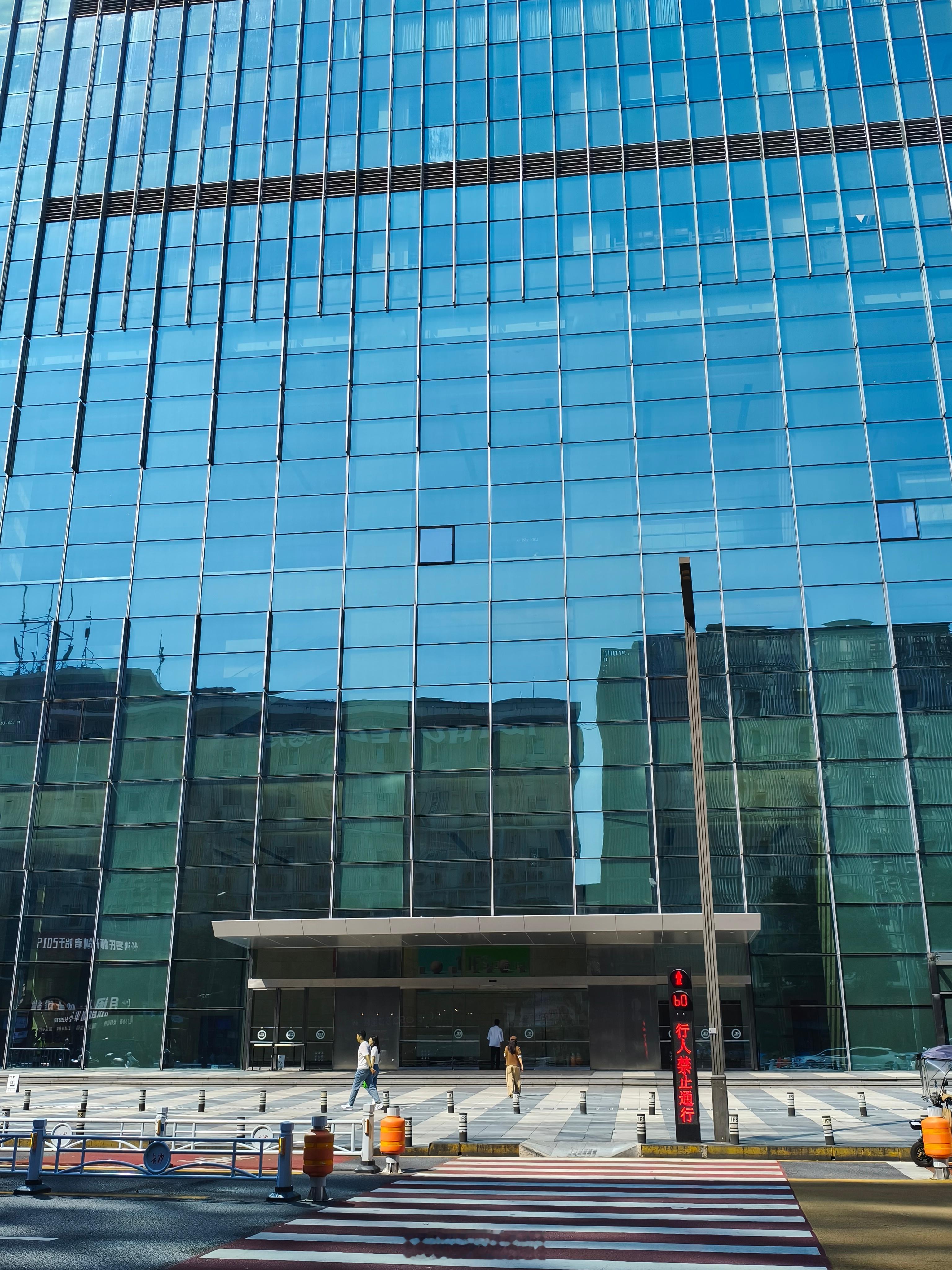 长沙市中心最好的办公楼是世茂写字楼（图一），而不是IFS写字楼。因为世茂写字楼距
