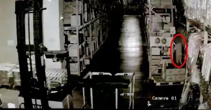 上海，男子见公司仓库里有不少钢笔，于是便偷拿走两支，谁知竟卖了2000多元。男子